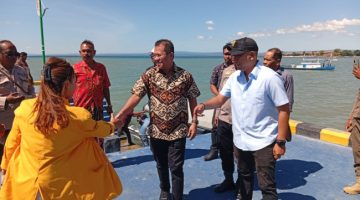 Bupati Kupang Yosef Lede Tiba Lewat Jalur Laut, Letakkan Batu Pertama Pembangunan Gereja GMIT Pelangi Kasih Sulamu
