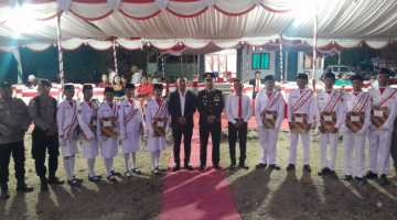 Sukses Kibarkan Merah Putih, 10 Anggota Paskibraka Kecamatan Sulamu Terima Sertifikat Penghargaan 